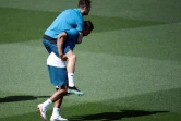 Le mileu brésilien du Real Madrid Casemiro porte sur son dos son coéquipier Cristiano Ronaldo lors d'une séance d'entraînement, le 22 mai 2018 à Madrid