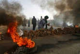 Des manifestants soudanais font brûler des pneus et érigent des barricades, le 3 juin 2019 à Khartoum
