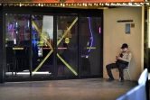 Un agent de sécurité devant l'entrée d'un casino fermé, le 25 avril 2020 à Las Vegas