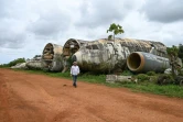 Près d'Abidjan, entre forêt verte et lagune, Aziz Alibhai présente son étonnante collection d'épaves d'avions qu'il rêve de transformer en une attraction touristique atypique, le 15 avril 2022 à Songon Dagbe dans la région de Jacqueville, en Côte d'Ivoire