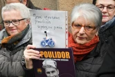 Une femme brandissant la photo de Raymond Poulidor avec l'inscription "Merci Poulidor, reposez en paix", lors de ses funérailles à Saint-Léonard-de-Noblat, le 19 novembre 2019