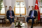 Cette photo prise et diffusée par le service de presse du ministère turc des Affaires étrangères le 15 mai 2025 représente le ministre turc des Affaires étrangères Hakan Fidan (droite) avec le chef de la délégation russe Vladimir Medinski (gauche) au palais Dolmabahce à Istanbul