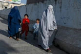 Des femmes en burqa et leurs enfants dans une rue de Kandahar, le 28 août 2024 en Afghanistan