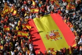 Des manifestants déploient le drapeau espagnol le 8 octobre 2017 à Barcelone