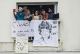 Des spectateurs rendent hommage à Jean Le Cam avec des banderoles à l'arrivée du navigateur aux Sables-d'Olonne, à l'issue de son Vendée Globe, le 28 janvier 2021