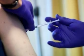 Un patient se fait vacciner contre le Covid-19 dans le cabinet d'un médecin à Berlin le 11 mars 2021, avant la généralisation de la vaccination dans les cabinets médicaux