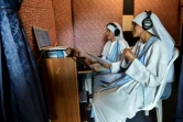 Des soeurs préparent un programme radio sur internet, le 17 juillet 2017 dans un couvent près de Cali, en Colombie