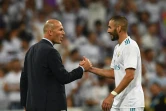 Zinedine Zidane qui remporte son septième titre félicite son avant-centre buteur Karim Benzema, le 16 août 2017 à Madrid