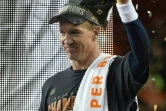 Le quarterback des Broncos de Denver Peyton Manning célèbre la victoire de son équipe au SuperBowl, à Santa Clara en Californie, le 7 février 2016
