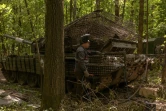 Un militaire ukrainien installe des protections sur un char T-72 de fabrication soviétique, dans la région de Soumy, près de la frontière avec la Russie, le 12 août 2024