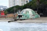 Un couple visite un bunker de l'ère communiste construit sur la rive adriatique à Qerret le 18 novembre 2021