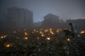 Des bougies allumées au milieu des ruines de bâtiments lors du premier anniversaire du tremblement de terre, le 6 février 2024 à Antakya, en Turquie