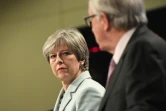 La ministre britannique Theresa May (G) et le président de la Commission européenne  Jean-Claude Juncker lors d'un point presse à Bruxelles le 8 décembre 2017
