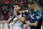 Le milieu de terrain ukrainien de l'Atalanta Bergame, Ruslan Malinovskyi, arbore un T-shirt avec le message "Pas de guerre en Ukraine", après son but marqué contre l'Olympiakos, lors du match de barrages retour de la Ligue Europa, le 24 février 2022 au Pirée