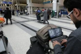 Un passager syrien devant son ordinateur portable avant de prendre son vol pour les Etats-Unis à Amman, le 22 mars 2017
