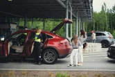 Des douaniers inspectent les véhicules de touristes russes au poste frontière de Nuijamaa, le 28 juillet 2022 en Finlande