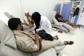 Une infirmière au chevet d'un donneur de sang, le 7 août 2017 à Sanaa