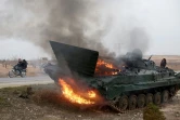 Un blindé de l'armée syrienne en feu dans la région de Hama, prise par les rebelles, le 7 décembre 2024