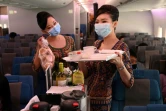 Des hôtesses font le service dans un A380 à l'aéroport Changi de Singapour, le 24 octobre 2020