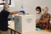 Un homme vote dans le centre de Rome, le 20 septembre 2020
