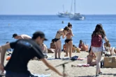 Des gens profitent de la plage le 15 mai 2017 à Cannes deux jours avant l'ouverture du festival