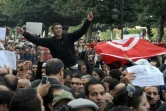 Des Tunisiens manifestent devant le ministère de l'Intérieur, avenue Bourguiba, le 14 janvier 2011 à Tunis