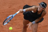 L'Espagnole Garbine Muguruza sert contre la Russe Maria Sharapova en quarts de finale à Roland-Garros, le 6 juin 2018 