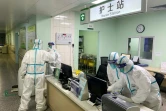 Des membres d'une équipe médicale équipés de tenues de protection, dans l'hôpital de Zhongnan à Wuhan, en Chine, le 22 janvier 2020.