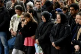 Minute de silence devant le Bataclan le 16 novembre 2015 à Paris 