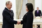 Photo distribuée par l'agence de presse d'Etat russe Sputnik montrant le président russe Vladimir Poutine (G) et la cheffe de la diplomatie nord-coréenne Choe Son Hui (D) à Moscou le 4 novembre 2024