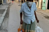 Une retraitée cubaine marche dans une rue de La Havane, le 17 décembre 2020