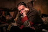 Claudia Pouchnir réfugiée dans le sous-sol d'un appartement pendant des tirs de mortier, le 18 mai 2022 à Severodonetsk, en Ukraine