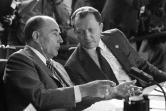 Le président François Mitterrand (à gauche) et le ministre de l'Économie et des Finances Jacques Delors lors du sommet du G7 à Williamsburg le 29 mai 1983