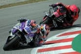Le pilote Aprilia Aleix Espargaro chasse Jorge Martin (Ducati-Pramac) sur le circuit catalan de Montmeló, le 5 juin 2022 