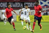 Sofiane Boufal (au milieu) face au défenseur croate du Gazélec Damjan Djokovic, le 16 avril 2016 à Ajaccio