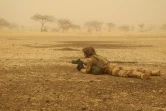 Un soldat français de l'opération Barkhane sécurise un périmètre le 26 mars 2019, pendant  une pause durant l'acheminement de son convoi entre Gossi et Hombori, au Mali
