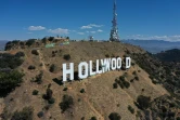 Coup de peinture le 28 septembre 2022 sur les lettres formant le nom de Hollywood avant leur centième anniversaire en 2023