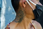 Un tatouage de la Santa Muerte sur le cou d'un jeune Mexicain, le 4 octobre 2020 à Tultitlan, dans l'Etat de Mexico
