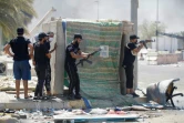 Des partisans armés de Moqtada Sadr lors des combats dans la Zone verte à Bagdad, le 30 août 2022