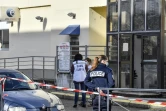 Une policière et des membres des services de secours devant une agence Pôle Emploi de Valence où une conseillère a été tuée, le 28 janvier 2021 