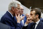 Le Président Emmanuel Macron (d) s'entretient avec le commissaire européen Michel Barnier (g) lors du salon de l'Agriculture le 23 février  2019