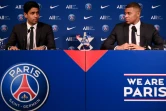 Le président du Paris SG Nasser Al-Khelaïfi (g) et Kylian Mbappe donnent une conférence de presse le 23 mai 2022 au Parc des Princes, deux jours après l'annonce de la prolongation du contrat de l'attaquant star du club pour deux saisons plus une troisième en option