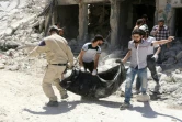 Évacuation d'un corps après un bombardement à Alep, en Syrie, le 14 juillet 2016