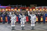 Image de la télévision publique chinoise CCTV montrant les trois astronautes qui ont pris place à bord du vaisseau Shenzhou-13, de gauche à droite Ye Guangfu, Wang Yaping et Zhai Zhigang, le 15 octobre 2021
