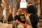 Un homme reçoit une injection du vaccin  AstraZeneca/Oxford contre le Covid-19 dans la cathédrale de Lichfield au Royaume-Uni le 18 mars 2021