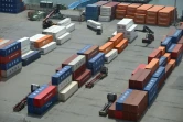 Un camion transporte un conteneur d'expédition dans le port de Pyeongtaek, en Corée du Sud, le 31 juillet 2025