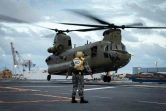 Un hélicoptère Chinook embarque sur le navire australien HMAS Adelaide avant son appareillage pour les îles Tonga, le 19 janvier 2022 à Brisbane
