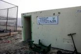 Des objets sont éparpillés devant un mur perforé par des éclats d'obus dans un centre sportif, au lendemain d'un tir de roquette en provenance du Liban dans la ville druze de Majdal Shams, sur le plateau du Golan annexé par Israël, le 28 juillet 2024