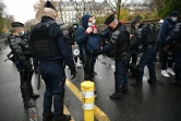 La police effectue des contrôles avant la manifestation à Paris contre la très controversée proposition de loi Sécurité globale et le projet de loi sur les séparatismes, le 12 décembre 2020