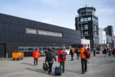 Des touristes arrivent à l'aéroport de Longyearbyen, le 2 mai 2022 dans l'archipel du Svalbard, en Arctique